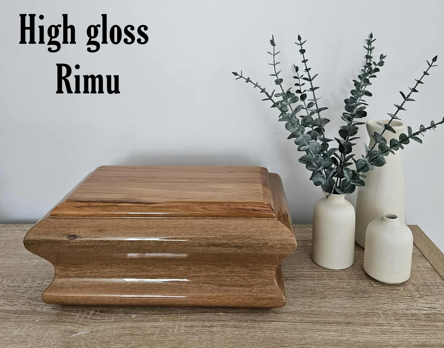 Gloss finish Rimu Urn
