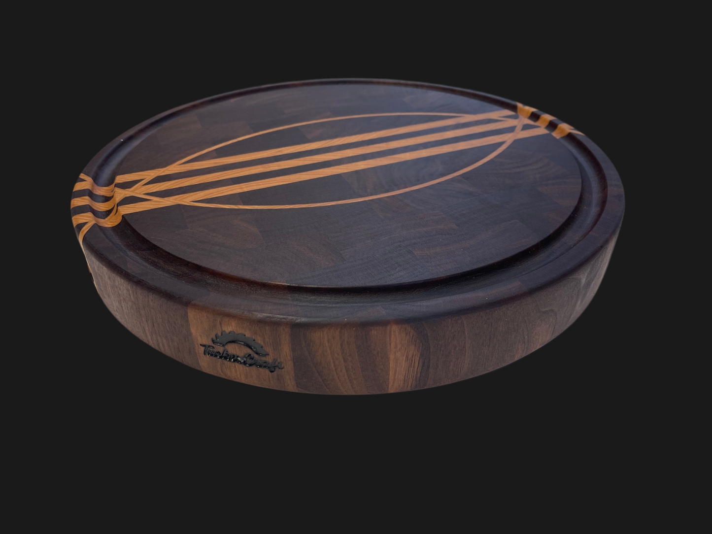 Large End- Grain round board designed for the smaller kitchen , apartment or travelling yet still offering durable and knife friendly performance. Ideal for wedding gifts, corporate gifts or gifting loved ones