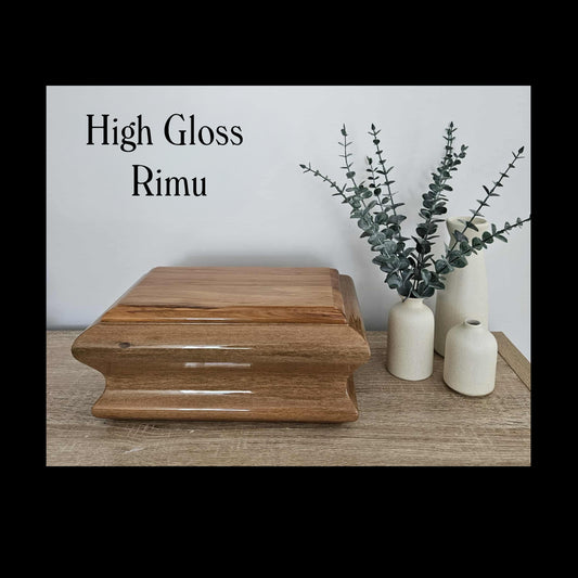 Gloss finish Rimu Urn